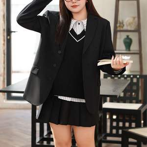 Ensemble de costume en twill pour femmes grande taille N8235, veste noire, gilet en tricot, jupe mini plissée, style preppy, vêtements décontractés - Product Image 1