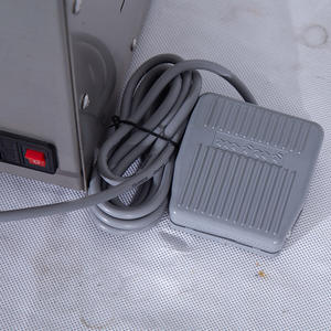 Máquina llenadora peristáltica de cabezal único Guande 220V semiautomática para botellas de esmalte de uñas, fácil de operar - Product Image 1