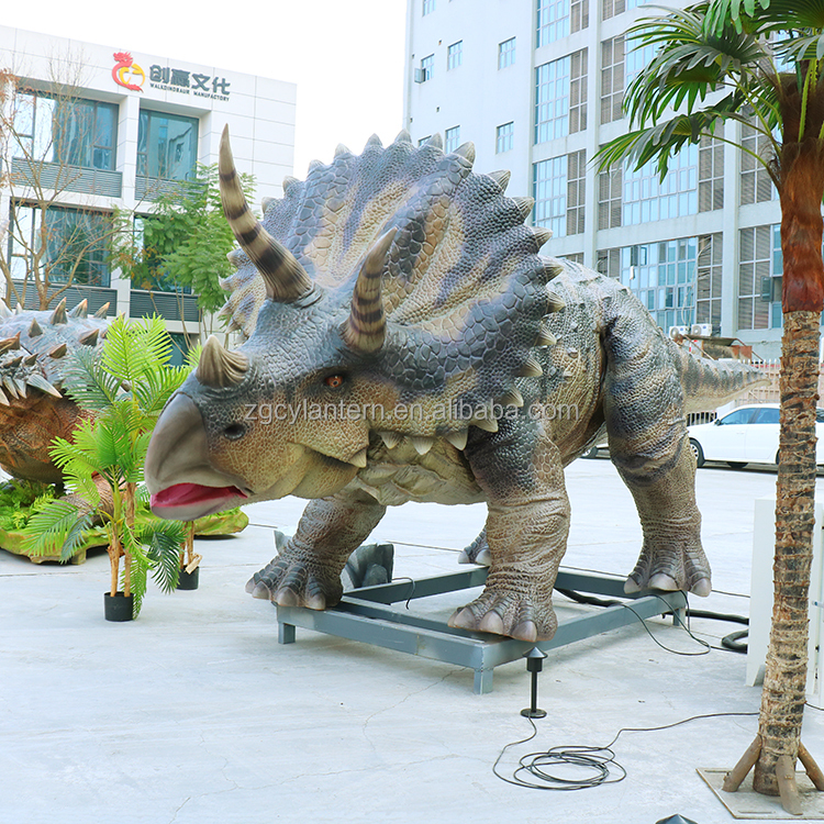 Tricératops animatronique : L=5,5 m