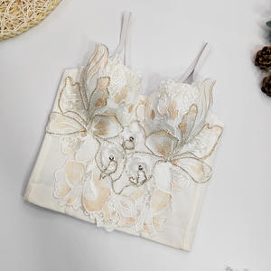 Top bustier amincissant et gainant à broderie perlée, bretelles blanches, style corset - Product Image 3