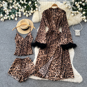 Conjunto de Pijama de 3 Piezas con Estampado de Leopardo para <span class=keywords><strong>Mujer</strong></span>, con Manga Larga, Top Camisero, Pantalones Cortos y Bata con Adorno de Plumas, Ropa de Dormir y para Estar en Casa - Product Image 1
