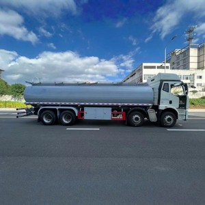 Camion-citerne FAW 8x4 30000L à livraison directe d'usine, camion de livraison de carburant avec réservoir multi-compartiments pour marchandises inflammables et dangereuses - Product Image 3