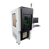 Machine de marquage laser à fibre avec un boîtier fermé et une palette de couleurs noir et blanc ; capable de graver le fer et l'aluminium