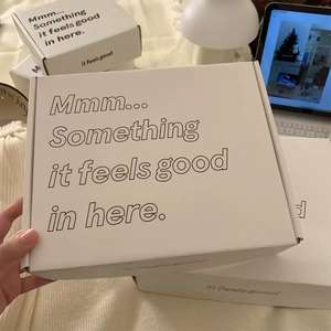 "สิ่งที่มันรู้สึกดีในที่นี่" กล่องบรรจุกระดาษจดหมายกล่องของขวัญพับจัดส่งเสื้อผ้ากระดาษลูกฟูกสีขาว - Product Image 2