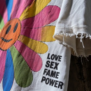 T-shirt Grafica Bianca con Stampa Love Sex Fame Power, Fiori Colorati, <span class=keywords><strong>Volto</strong></span> Arancione, Effetto Distressed, Streetwear Metour, Ingrosso Personalizzato - Product Image 4