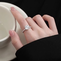 Bague classique en moissanite à quatre griffes avec pierre centrale de 1 carat, design premium en laiton