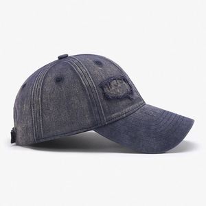 Casquette de baseball en jean délavé rétro avec bords effilochés, dessus souple, grande visière ronde et sangle de menton à cordon de serrage - Product Image 3