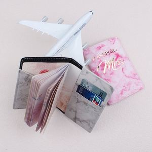Funda de Pasaporte y Tarjetas de Viaje de Cuero PU Ligero, Impermeable y con Protección RFID, Diseño de Mármol con Estampado Dorado, para Parejas - Product Image 4