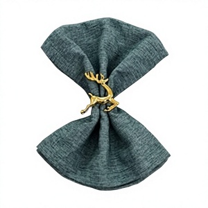 Anneaux de serviette en forme de renne doré, technique de moulage à la main, designs personnalisables, anneaux de serviette de luxe pour la décoration de table de Noël. - Product Image 1