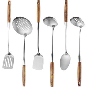 Ensemble d'ustensiles de cuisine en acier inoxydable avec manche effet bois, cuillère et louche isolées, pour la maison et la cuisine - Product Image 1