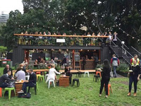 Restaurant Conteneur Préfabriqué Esthétique à Double Étage, Café Minimaliste à 2 Niveaux avec Terrasse et Vitrine en Verre, Kiosque de Repas Extérieur