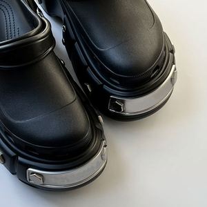 Sandalias planas de mujer Paris Cave con remaches anti-lobo, suela gruesa de EVA con aumento de altura, patrón geométrico, pantuflas de exterior para playa - Product Image 2