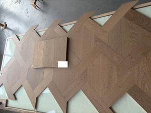 Suelo de Parqué de Roble con Diseño en Espiral |   Acabado Marrón Ahumado, Grado <span class=keywords><strong>AB</strong></span>, Lacado UV con Acabado Cepillado, Patrón Modular en Espiga/Trenzado - Product Image 3