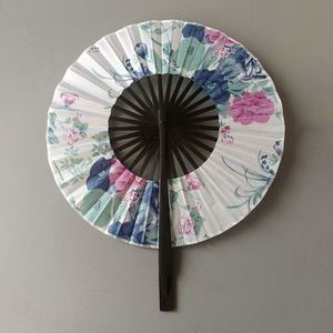 Éventail pliant vintage pour femme, motif fleur de cerisier sculpté, en bambou, tissu teinté, avec pompon, style artisanal élégant, os noir - Product Image 2
