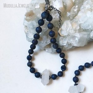 قلادة قلادة NM55155 مطلية بالفضة باللون الأزرق الداكن بالخرز من العقيق والدرزي قلادة من الأحجار الكريمة الطبيعية قلادة مصنوعة يدويًا من الأحجار الكريمة - Product Image 1