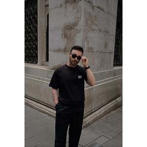 Camiseta Negra Extra Grande 100% Algodón Orgánico, Diseño Impreso en 3D en la Espalda, Bordado Personalizado, Peso 300 GSM - Product Image 3