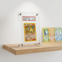 Support d'affichage en acrylique recyclable avec tige de support dorée pour cartes Pokémon TCG, Yu-Gi-Oh, boosters et cartes gradées – Protection et montage facile