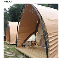 Tente de glamping résistante à la neige avec structure en acier pour hôtel, cabane pour station de ski alpin et village de camping écologique quatre saisons en montagne