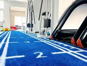 Tapis de sol sportif en gazon artificiel noir pour salle de sport avec ligne de départ et marquages de voies, antidérapant et absorbant les chocs, pour centres de fitness - Product Image 5