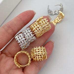 Nouveau modèle de bijoux d'oreille en cuivre, boucles d'oreilles créoles en zircon cubique, design géométrique, boucles d'oreilles de fiançailles tendance - Product Image 1