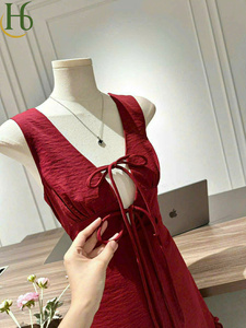 Vestido Rojo sin Mangas con Cuello en V y Lazo, Mini Vestido con Volantes en el Bajo, Elegante y Femenino - Product Image 3