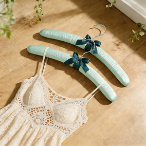 Cintres rembourrés en satin doux, design nœud vert menthe, pour tissus délicats, vêtements de mariée et organisation de placard - Product Image 3