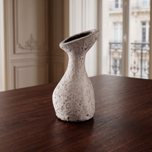 Jarrón de cerámica blanco moteado Wabi Sabi, hecho de arcilla de textura rugosa para realzar la decoración de tu sala de estar. - Product Image 3