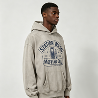 Sweat à capuche vieilli Kornit DTG, motif graphique rétro 'Fuel Pump Border Star' avec texte usé, effet déchiré sur tout le corps, poignets côtelés, style grunge