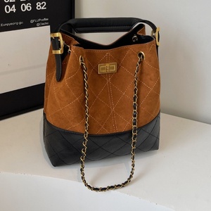 กระเป๋าถือหนังกลับสีน้ำตาลสไตล์วินเทจ ดีไซน์ใหม่ พร้อมสายสะพายโซ่และกระดุมปิด - Product Image 3