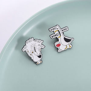 Mine Seagull Wine esmalte Pin dibujos animados divertidos personajes animados agua pájaro Animal broches solapa insignia joyería regalos - Product Image 1