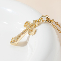Elegante Collar de Dos Niveles con Cruz en Tono Dorado, con Circonitas Cúbicas Redondas Engastadas, Joyería de Estilo Religioso para Fiestas, Uso Diario o Regalo