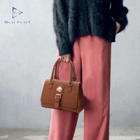 Conception à chaud sacs à main en cuir de vachette pleine fleur logo en métal femmes sac à main de bureau de luxe sacs en cuir imperméable sac fourre-tout personnalisé