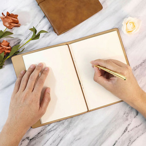 Ensemble <span class=keywords><strong>de</strong></span> livres <span class=keywords><strong>de</strong></span> vœux <span class=keywords><strong>de</strong></span> mariage personnalisés en cuir PU <span class=keywords><strong>de</strong></span> luxe, impression professionnelle avec estampage à chaud et gaufrage, usine d'impression <span class=keywords><strong>de</strong></span> livres <span class=keywords><strong>de</strong></span> vœux - Product Image 2