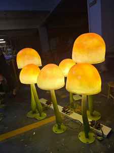 Sculpture romantique en fibre de verre en forme de champignon pour la décoration extérieure de jardins, paysages et parcs - Product Image 1