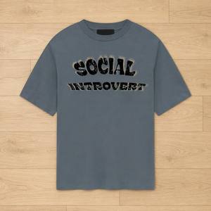 T-shirt pour homme personnalisé en gros, en coton épais, style Y2K Grunge, imprimé graphique vieilli, coupe ample, motif SOCIAL INTROVERT - Product Image 3