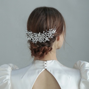 Peigne à cheveux en cristal de strass scintillant, accessoires de robe de <span class=keywords><strong>mariée</strong></span> <span class=keywords><strong>pour</strong></span> les coiffures de <span class=keywords><strong>mariée</strong></span>, pièce de bijoux chic <span class=keywords><strong>pour</strong></span> les coiffures - Product Image 2