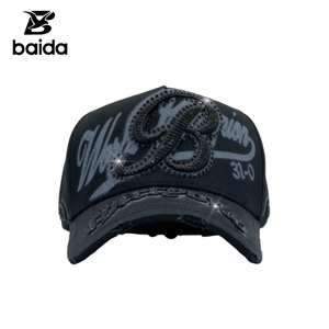 Venta al por mayor de 31 gorras de béisbol de 5 paneles con letra B de diamantes de imitación, estilo desgastado, lavado, con estampado de grafiti, deportivas y de estilo urbano. - Product Image 1