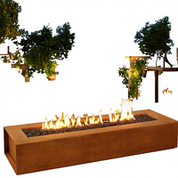 Table de foyer autoportante moderne en acier Corten et verre, au gaz naturel, taille personnalisable pour la cuisson et le chauffage extérieur de grande envergure