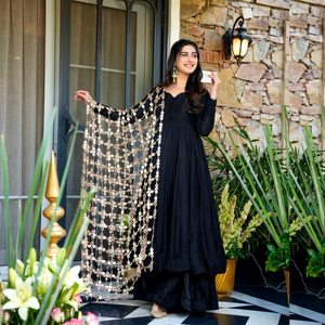 Robe indienne pakistanaise traditionnelle noire longue jusqu'au sol avec chaîne de perles et dupatta, coupe ample pour femme, idéale pour les mariages et les fêtes - Product Image 1