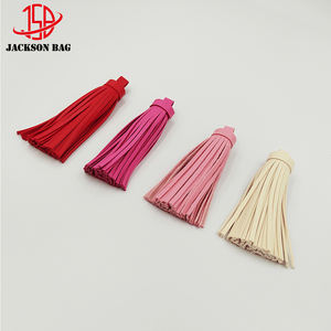 Porte-clés artisanal durable en PU fantaisie avec pompons et franges dorées classiques pour voiture, cheveux ou sac - Product Image 4