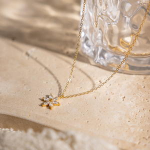 Collier pendentif fleur à six pétales en zircon <span class=keywords><strong>marquise</strong></span> plaqué or 18 carats en acier inoxydable J&D Jewelry pour femmes - Product Image 5