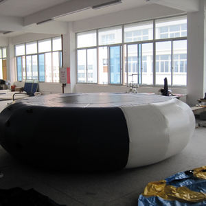 Trampolín acuático inflable para saltar y divertirse en el agua - Product Image 1