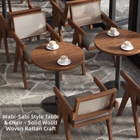 Ensemble table et chaises de salle à manger décontractées en rotin tressé en bois massif, style moderne minimaliste inspiré du Wabi-Sabi, mobilier de restaurant