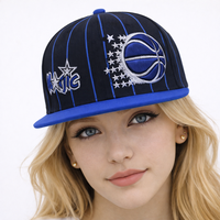 Gorra de Béisbol Unisex con Visera Plana, Diseño de Rayas Azules y Logotipo de Baloncesto, Ajustable con Cierre a Presión