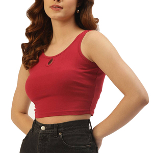 Camiseta sin mangas minimalista con cuello redondo, 100% algodón, tono neutro para mujer, prenda esencial para el armario, versátil para usar todo el año. - Product Image 5