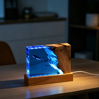 Lámpara de Escritorio Rectangular Plana de Resina de Madera de Burl, Luz Nocturna USB con Base de Madera de Haya, Diseño de Ballena y Buceador en Micropaisaje, Azul Océano con Epoxi