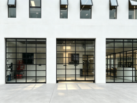 Porte de garage moderne en alliage d'aluminium avec panneau en verre trempé, vue complète, porte de garage en verre givré