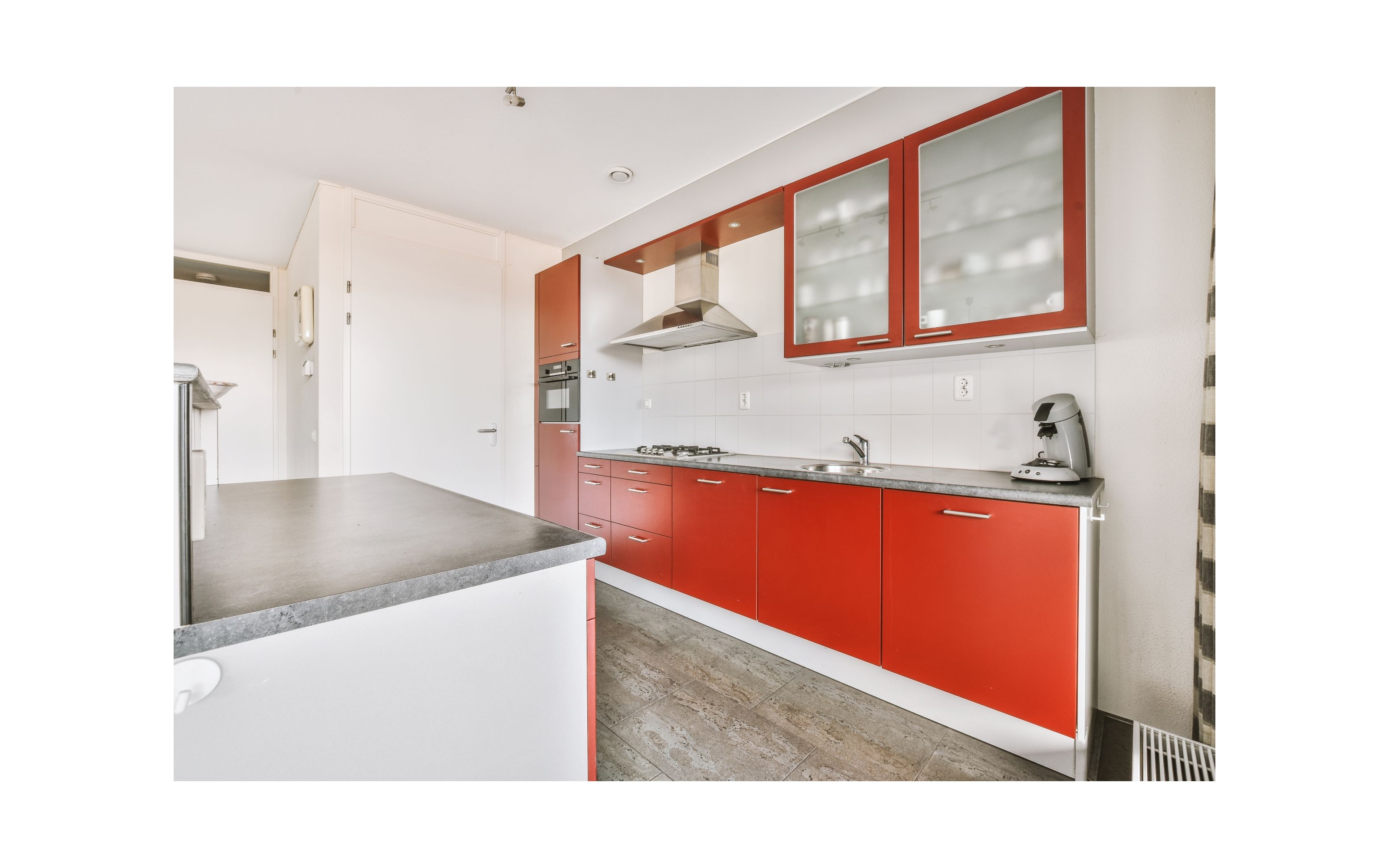 สีขาวและสีแดง