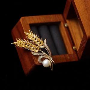 Broche tendance en perles d'eau douce naturelles Akoya de 8 mm, style épis de blé doré, bijou de poitrine, vente chaude - Product Image 1