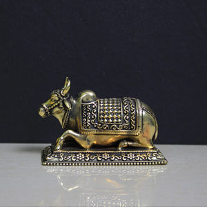 Artesanía Nirmala, Pequeña Estatua de Nandi de Latón, Decoración Hindú para Templos y Hogares, Hecha a Mano en Rajastán - Product Image 1